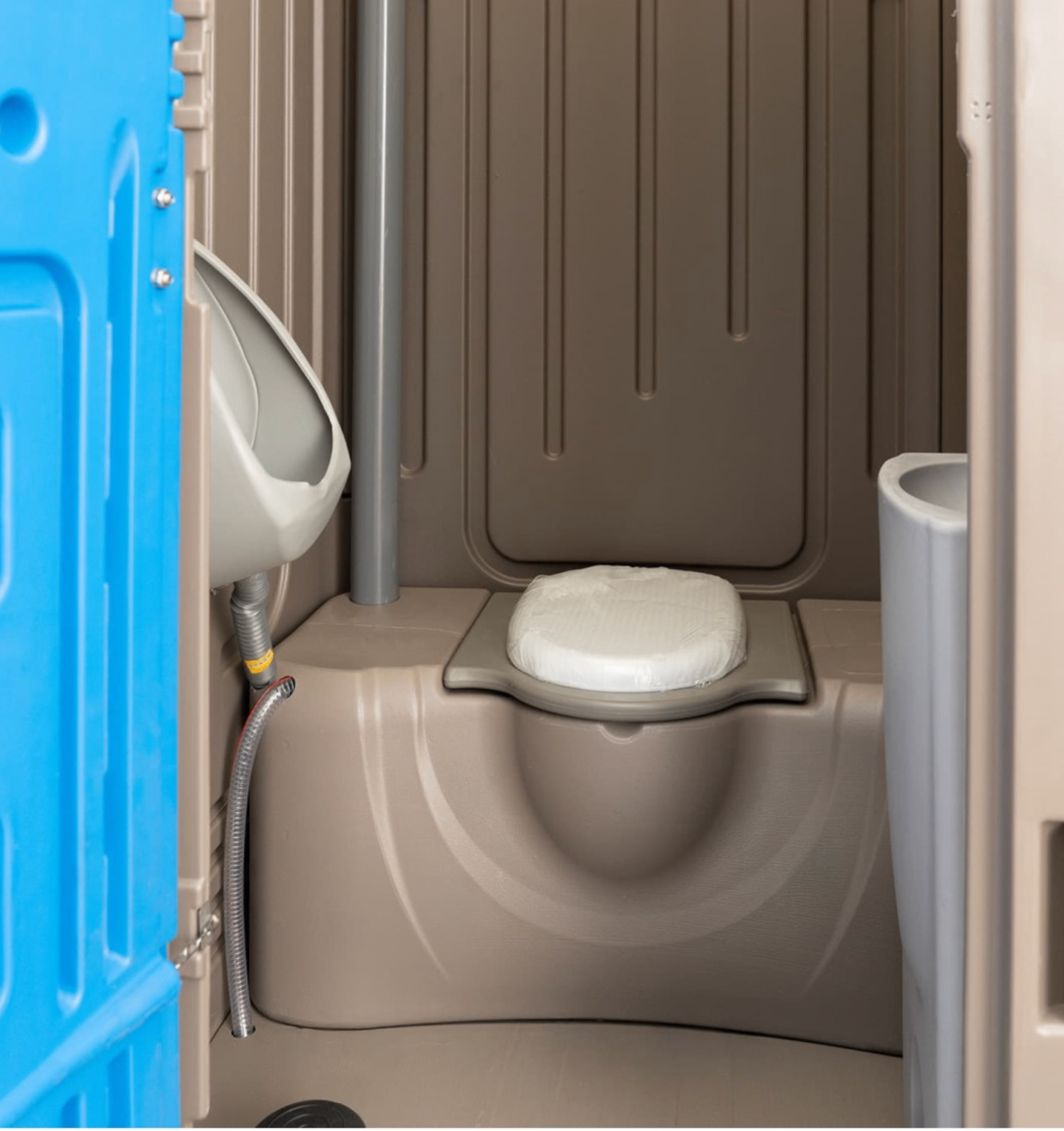 Interior de un sanitario portátil de Asturias WC con lavamanos y urinario